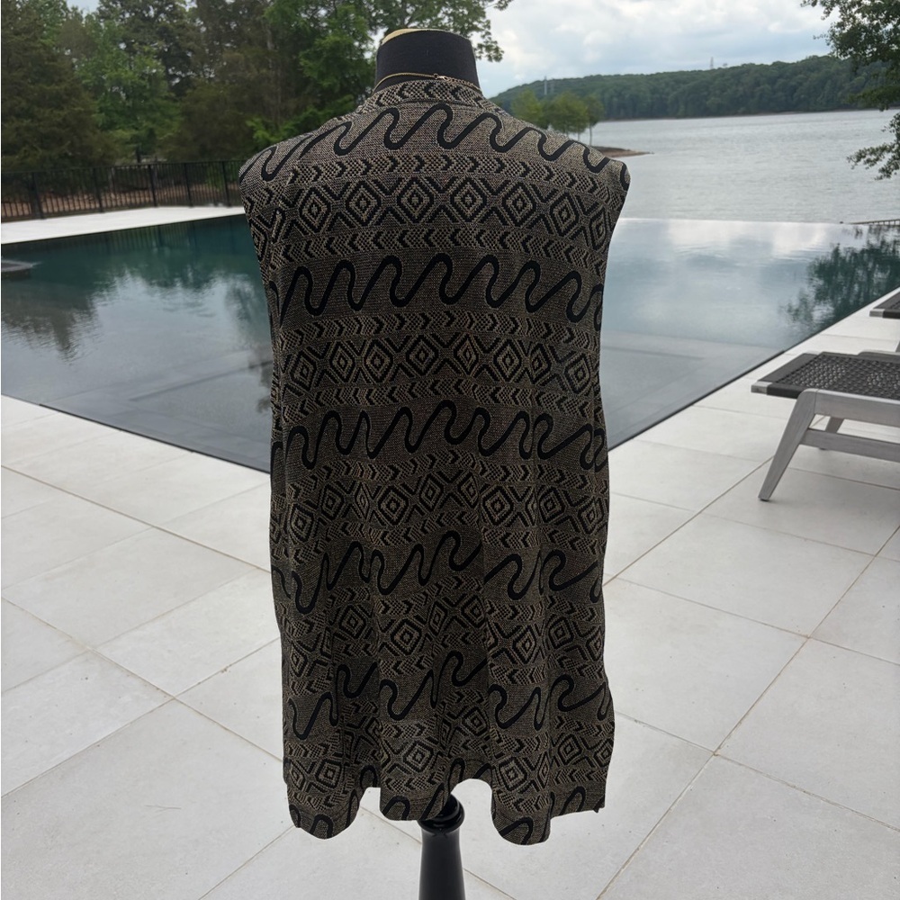 Patterned Black and Gold Sleeveless Vest - Picture 3 of 4